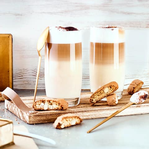 Das Latte-macchiato-Rezept kann wahlweise mit Vollmilch oder Pflanzendrink zubereitet werden. Wichtig ist der Espresso aus stark gerösteten Bohnen.