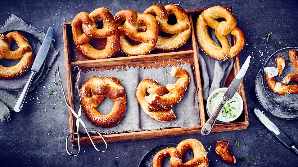 Laugenbrezeln mit Schnittlauchdip