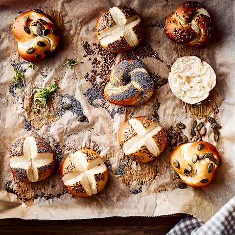 Wir alle kennen die herrlichen Kleingebäcke aus der Bäckerei, aber probieren Sie doch einmal selber unser Rezept für Laugengebäck aus und stellen die köstlichen Brötchen ganz einfach zuhause her! 
