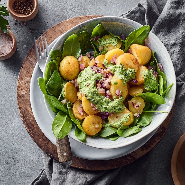 Bratkartoffeln-Spinat-Bowl mit Kräuter-Dressing