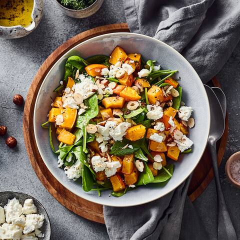 Lauwarmer Kürbis-Spinat-Salat mit Haselnüssen