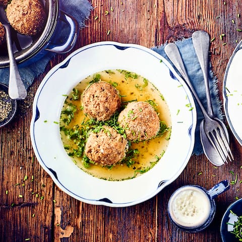 Leberknödel sind ganz schnell und einfach selbergemacht und geben in einer Fleischbrühe serviert eine würzige Mahlzeit ab. 