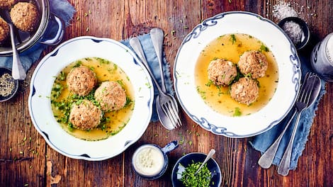 Leberknödel sind ganz schnell und einfach selbergemacht und geben in einer Fleischbrühe serviert eine würzige Mahlzeit ab. 