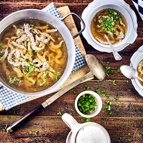 Ob als Suppeneinlage oder als Beilage: Diese Leberspätzle aus Bayern sind schnell gemacht. 