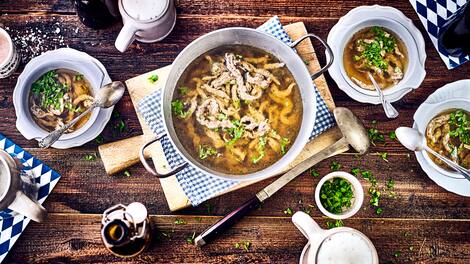 Ob als Suppeneinlage oder als Beilage: Diese Leberspätzle aus Bayern sind schnell gemacht. 
