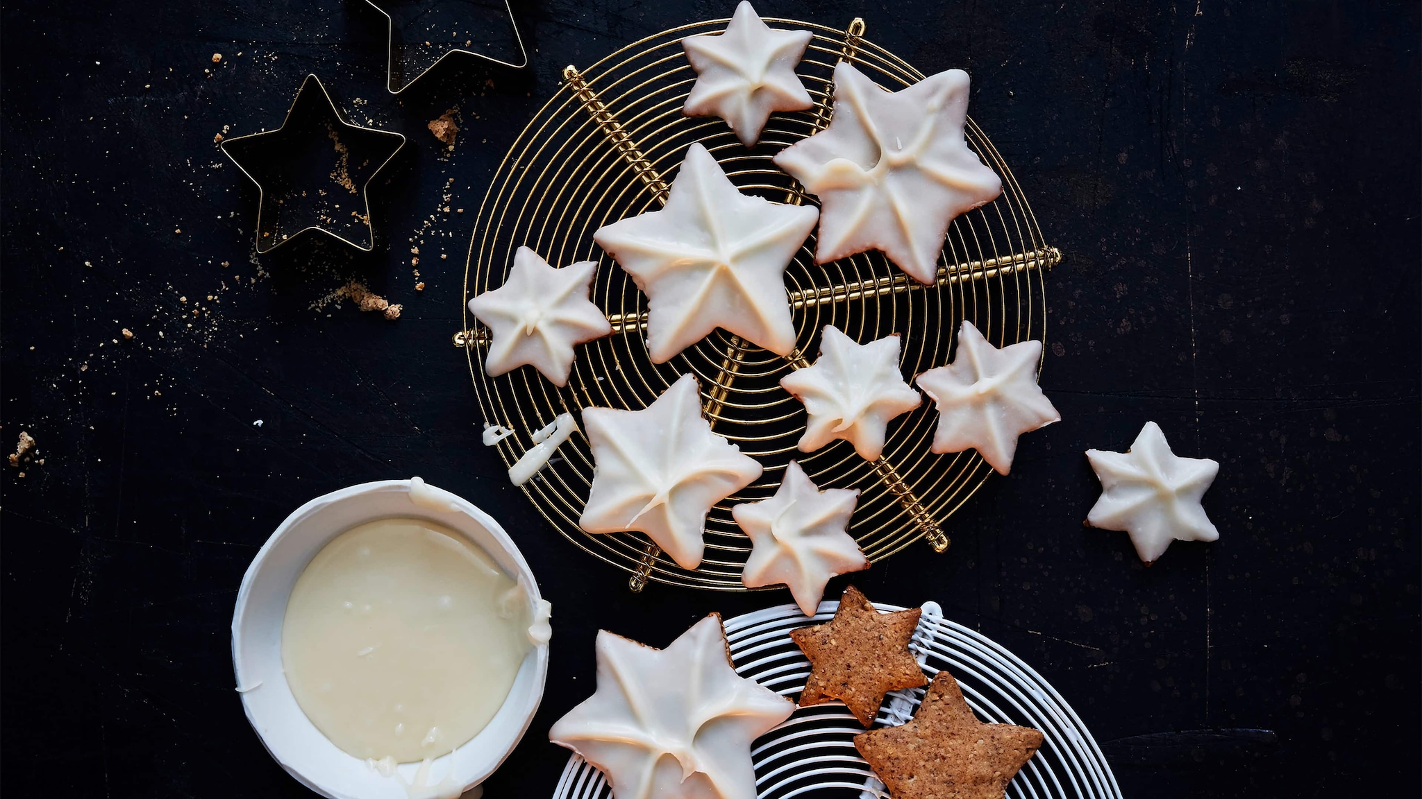 Lebkuchensterne mit Rumglasur