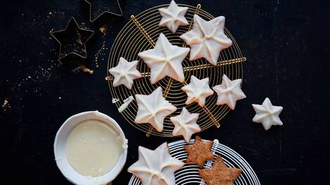 Zur Weihnachtszeit ist Lebkuchen mit seinen würzigen Aromen nicht wegzudenken: Probieren Sie unsere Lebkuchensterne mit einer Rumglasur für einen beschwipsten Abend!