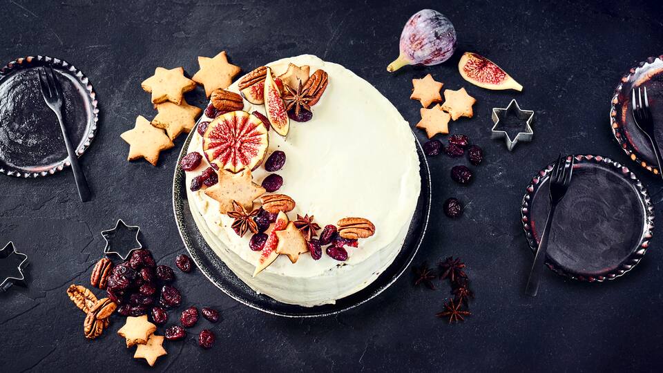 Fast zu schön zum Anscheiden! Unser Rezept für eine Lebkuchentorte, die nicht nur optisch sondern auch geschmacklich zum Genießen ist!