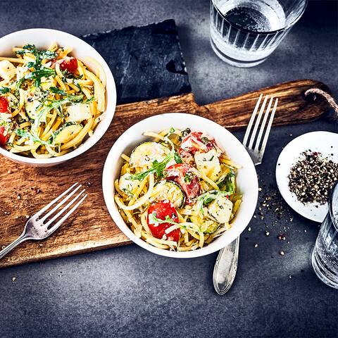Leichte Pasta, ideal als Abendessen oder Mittagsgericht im Sommer: Spaghetti mit Tomaten-Zucchini-Gemüse und Hirtenkäse.