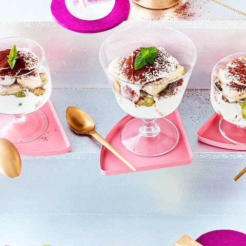 Bereiten Sie mit unserem Rezept ein leckeres, leichtes Tiramisu mit Trauben und Chia zu. Ein festliches Dessert, das gut zu verschiedenen Obstarten passt.