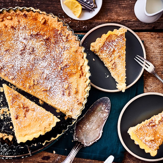 Kennen Sie schon diese cremig-süße Füllung aus der britischen Küche? Probieren Sie unser Rezept für eine Tarte mit "Lemon Curd": Mit Milch, Eigelb, einer Vanilleschote und zwei Zitronen!