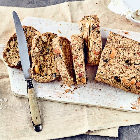 Unser Life Changing Bread ist nicht nur vegan und glutenfrei, sondern auch richtig lecker und mit vielen Nüssen und Samen besonders kernig. Es wird vielleicht nicht direkt Ihr gesamtes Leben ändern, aber Ihren Geschmack sicherlich.