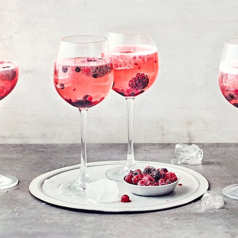 Prickelnd und lecker süßlich schmeckt unser Rezept für Lillet Wildberry. Wir ergänzen Likör und Tonic mit ein paar Tiefkühlbeeren.
