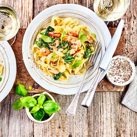Schnelles Pastagericht mit Meeresfrüchten: Probieren Sie unsere Linguine mit Scampi, Spinat und Peperoni in Kokos-Soße – pikant und lecker!