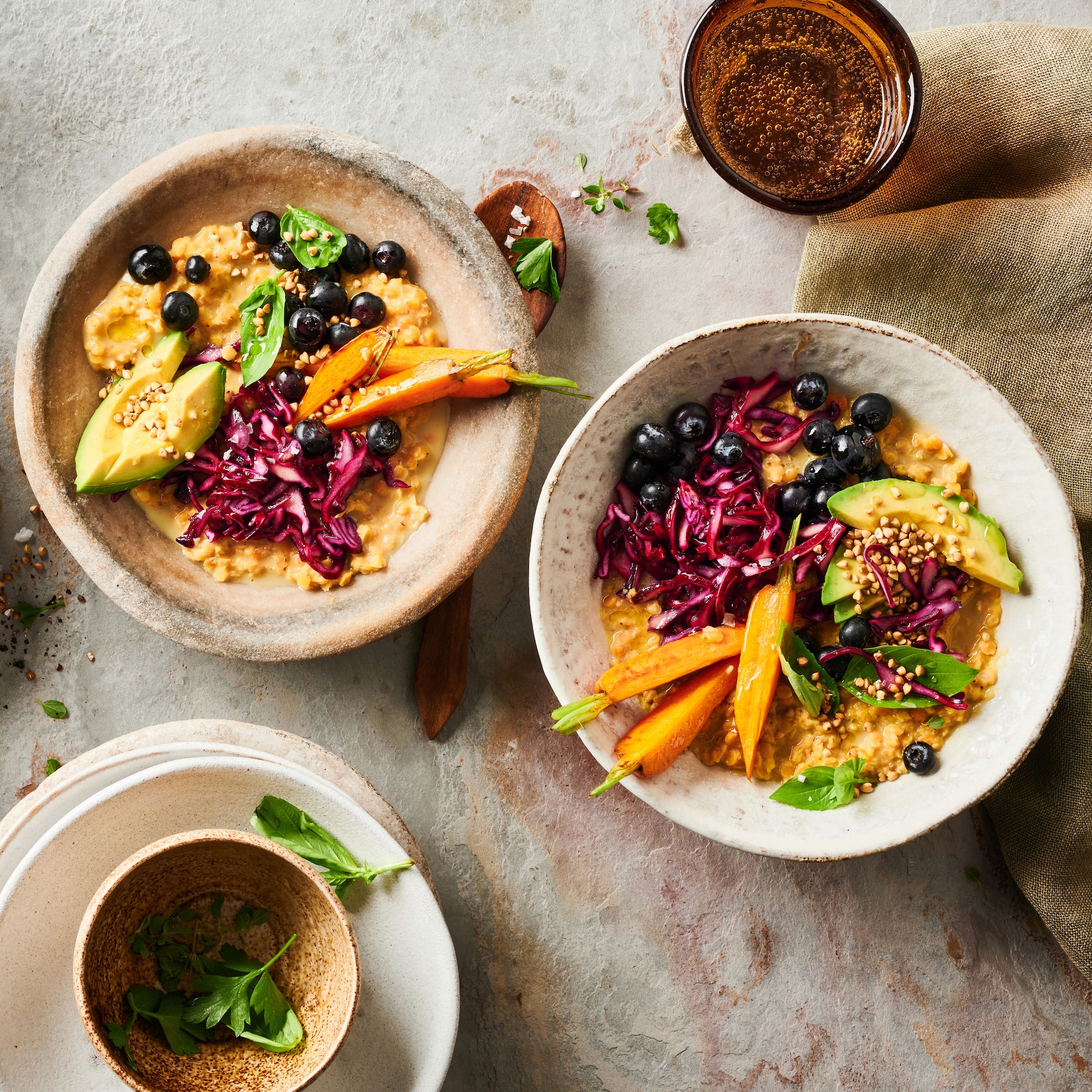 Linsen-Bowl mit Rotkohl, Möhren und Avocado