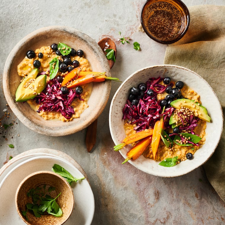 Linsen-Bowl mit Rotkohl, Möhren und Avocado