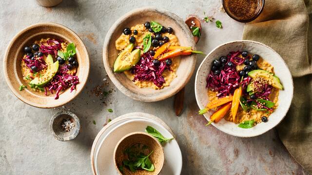 Linsen-Bowl mit Rotkohl, Möhren und Avocado