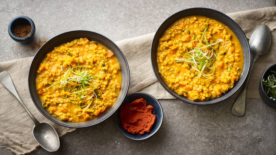 Entdecken Sie die Vielfalt, die Currys zu bieten haben, und bereiten Sie unser Rezept mit roten Linsen, Ingwer, Lauch, Möhren, Knoblauch und Kokosmilch zu. 