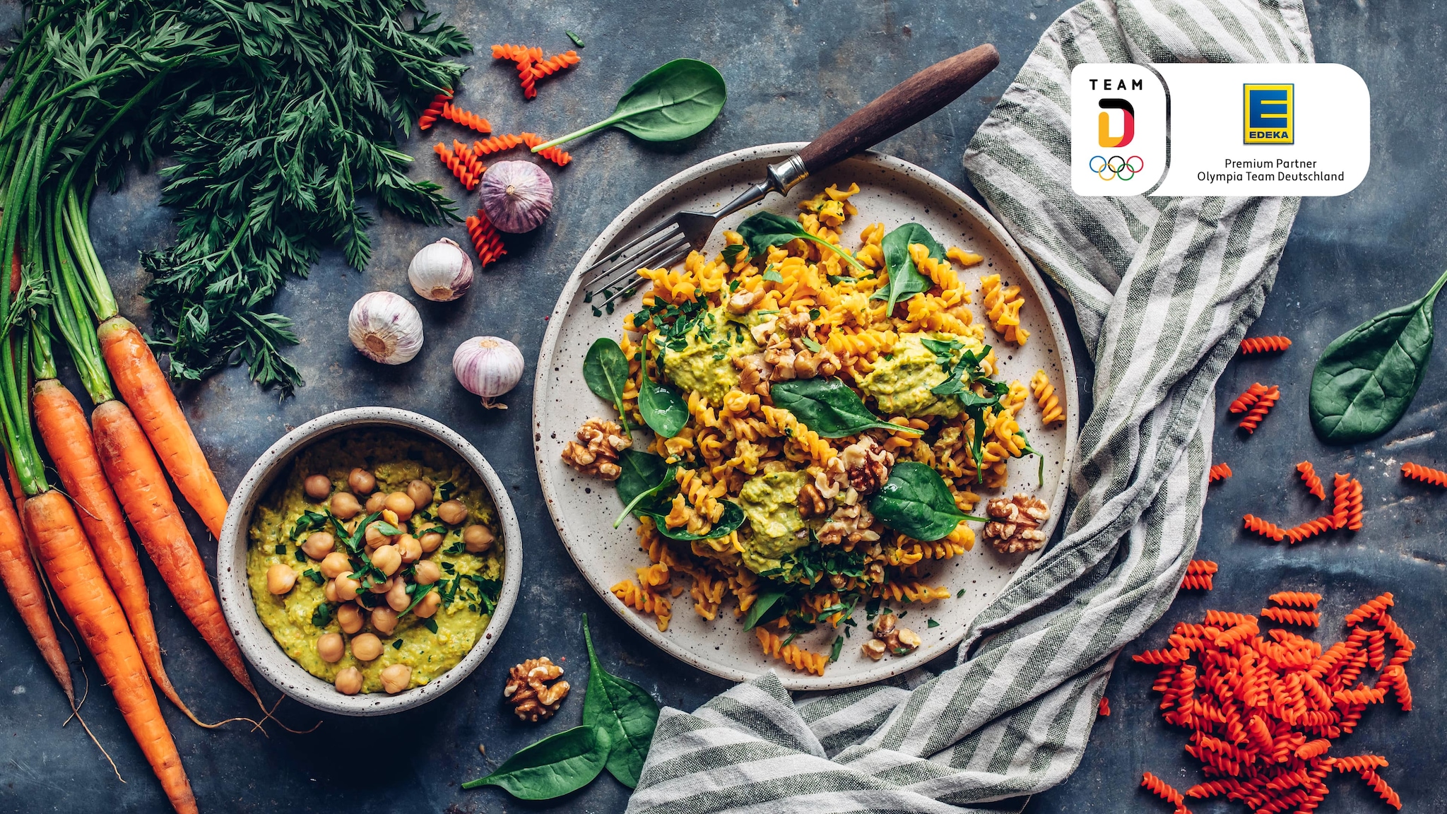 Linsen-Pasta mit Gemüse-Hummus