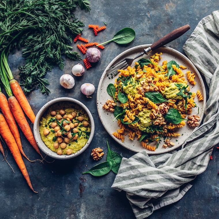 Linsen-Pasta mit Gemüse-Hummus