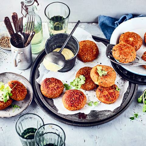 Eine vegetarische Alternative zu klassischen Buletten aus Hackfleisch gesucht? Probieren Sie einmal unsere Linsenfrikadellen mit selbstgemachtem Curry-Senf-Dip. 