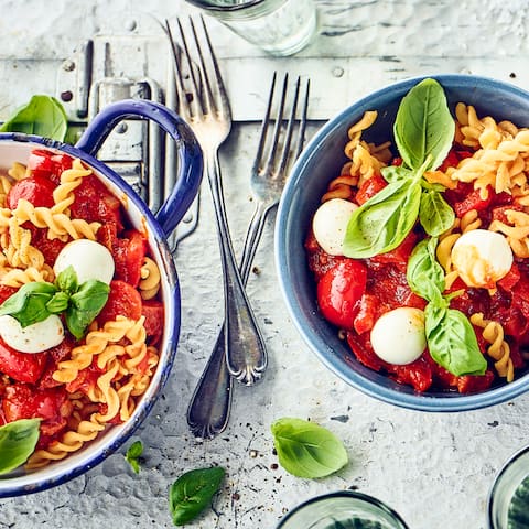 Nudeln aus Hülstenfrüchten sind eine wirklich leckere Alternative und wir servieren Ihnen die Linsennudeln mit selbstgemachter Arrabiata-Soße und kleinen Mozzarella-Kugeln.