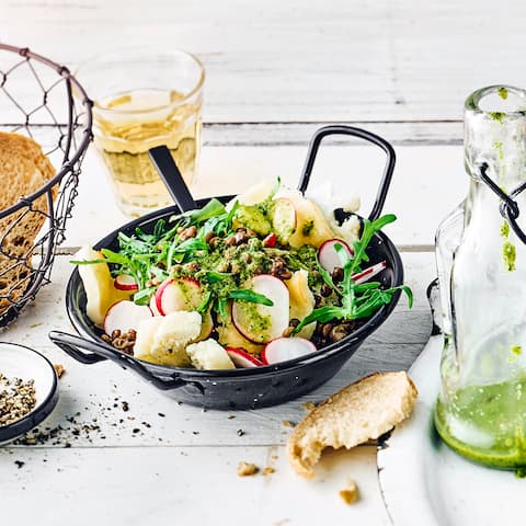 Leckerer Linsensalat mit Radieschen, Blumenkohl, Rucola und Halloumi: Ideal als leichtes Mittagessen im Sommer oder als Beilage beim Grillen. 