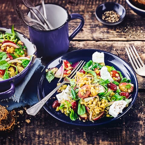 Ein vegetarisches Highlight: Unser Linsensalat mit Trauben verführt Sie mit süßen Trauben zu zartschmelzendem Ziegenkäse auf roten Linsen und Feldsalat!