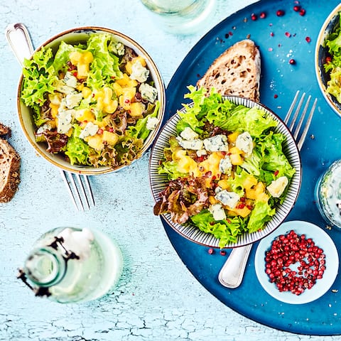 Schneller Salat für Zwischendurch: Probieren Sie unseren bunten Lollo an Mango-Senf-Dressing mit Edelpilzkäse – in zehn Minuten zubereitet!