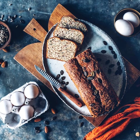 Gemahlene Mandeln, viele Kerne, Magerquark, Eier und Mandelmilch: Unser Rezept für ein Low-Carb-Brot mit gemahlenen Mandeln benötigt kein Mehl und reduziert dadurch Kohlenhydrate. 