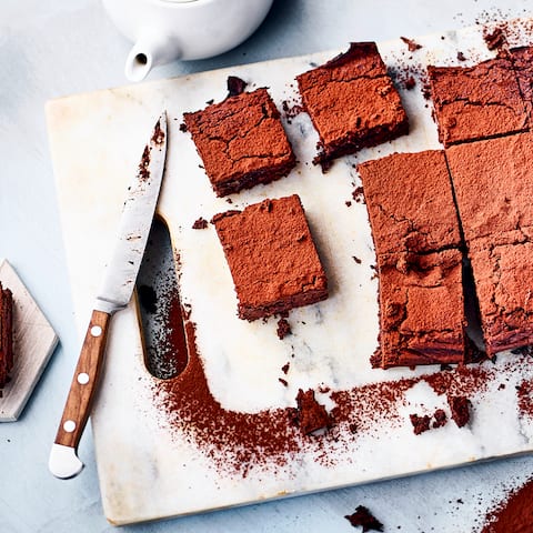Unser Rezept für saftige Low-Carb-Brownies schmeckt unfassbar lecker - ganz ohne Mehl und Zucker!