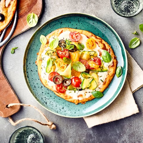 Wenn es mal weniger Kohlenhydrate sein sollen: Low-Carb-Flammkuchen mit einem Teig aus Eiern, Quark, Mandeln und Käse.