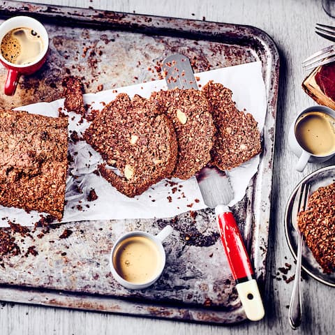 Viel Kuchen aber wenig Kohlenhydrate geht nicht? Aber klar! Probieren Sie unseren Low Carb Kuchen mit Zartbitterschokolade, Eiern, viel Haselnuss und Banane! 