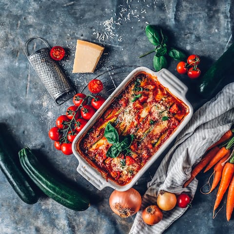 Wer Lust auf Lasagne hat, aber nicht zu viele Kohlenhydrate zu sich nehmen möchte, ist hier genau richtig: Probieren Sie unser Rezept für eine leckere Low-Carb-Lasagne mit Zucchini. 