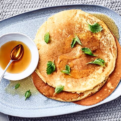 Wir haben Lust auf süße Pfannkuchen und das auch noch mit wenig Kohlenhydraten. Sie können die leckeren Pfannkuchen aber natürlich auch herzhaft belegen und genießen. 