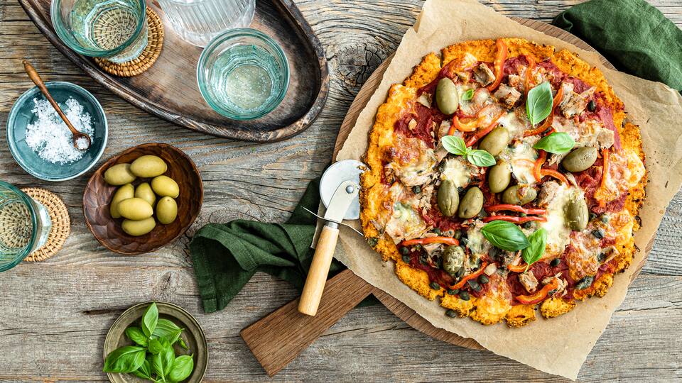 Wer auf echten Pizzagenuss nicht verzichten möchte, aber gerne etwas an Kalorien spart, ist hier genau richtig: Unser Rezept für selbstgemachte Low Carb Pizza müssen Sie ausprobieren!