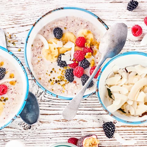 Porridge ist gesund und lecker und wir servieren Ihnen eine Low-Carb-Variante mit viel frischem Obst. Und vegan ist es auch noch!