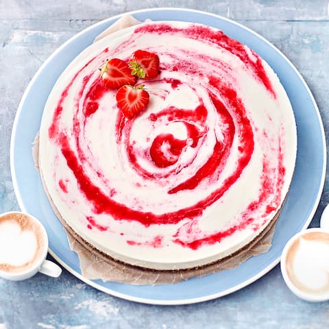 Ganzer Tortengenuss mit weniger Kohlenhydraten? Aber klar: Probieren Sie unsere Low Carb Torte mit einem leckeren Boden aus Mandeln, Kokos und Dattel, einer cremigen Mascarpone-Frischkäse-Schicht und fruchtigem Erdbeer-Swirl. 