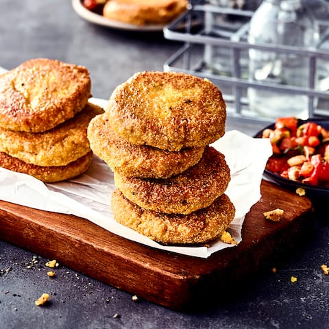 Bratlinge aus veganen Süßlupinen-Schrot mit Karotten, Lauch und Zwiebeln. Dazu reichen wir einen selbstgemachten Tomaten-Dip. 