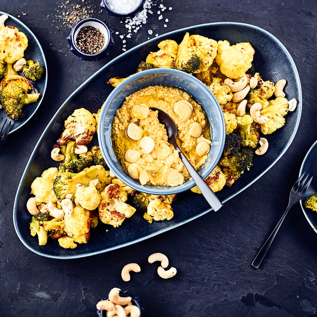 Lupinen-Dip mit geröstetem Blumenkohl und Brokkoli