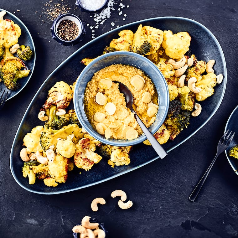 Lupinen-Dip mit geröstetem Blumenkohl und Brokkoli