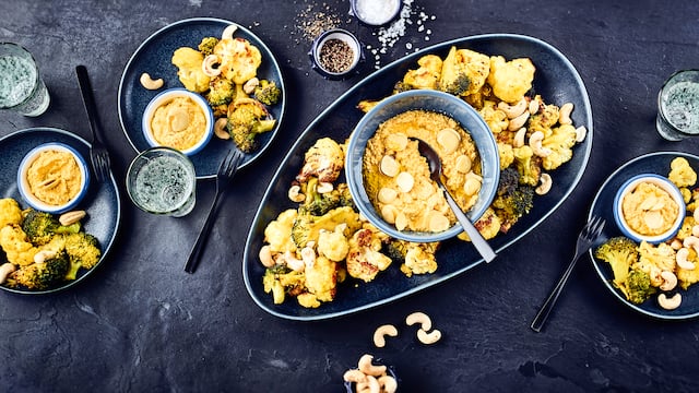 Lupinen-Dip mit geröstetem Blumenkohl und Brokkoli