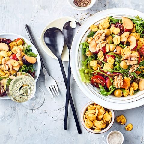 Noch relativ unbekannt aber besonders verträglich sind Lupinenkerne. Wir servieren sie im Salat mit Pflaumen, Cherrytomaten und einer selbstgemachten Honig-Vinaigrette. 