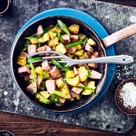 Schnelle saarländische Pfanne aus Kartoffeln und Lyoner. Deftig lecker und mit einem frischen Salat serviert nicht nur für Saarländer ein Genuss. 