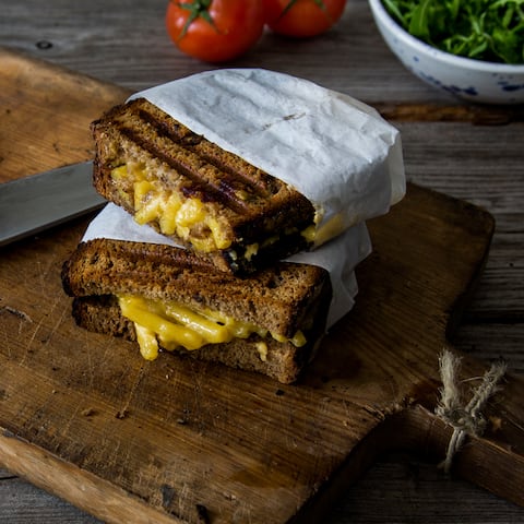 Unser Rezept für Mac & Cheese Sandwich ist perfekt zur Resteverwertung – damit entsteht ein krosses Sandwich mit saftiger Käse-Makkaroni-Füllung!