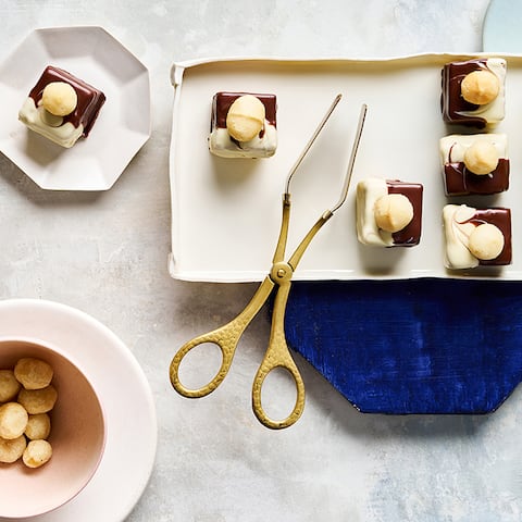 Macadamia-Würfel mit Karamellschicht