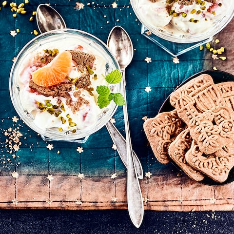 Mit unserem Rezept gelingt Ihnen ein leckeres Dessert aus Ricotta, Frischkäse und Mandarinen. Spekulatius und Pistazien sorgen für einen Knsupereffekt. 