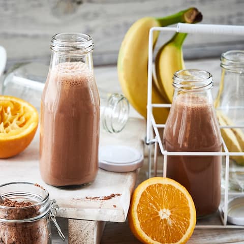 Vegan, gluten- und laktosefrei und dazu super lecker: Selbstgemachter Mandel-Schokodrink. Und mit ein wenig Eis wird er ganz schnell zum sommerlichen Mandel-Schoko-Frappé.