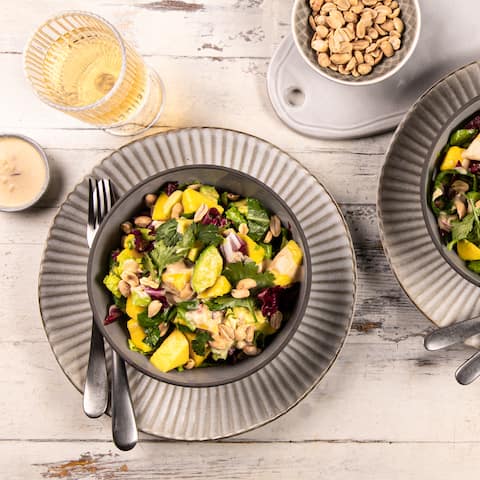 Eine Kombination die frischer nicht sein könnte: Mango-Avocado-Salat mit genussreifen Früchten, Römersalat, Koriander und Erdnüssen. 
