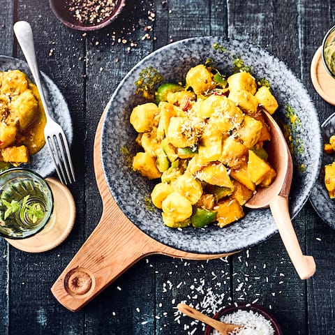 Ein vegetarisches Curry mit Mangos, Bananen und Paprikaschoten. Mit Kurkuma gewürzt bekommt es einen besonders exotischen Geschmack.